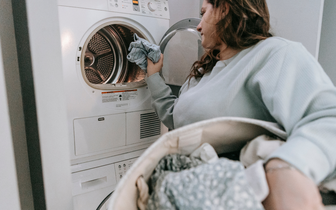 Por que a lavadora não centrifuga com pouca roupa?